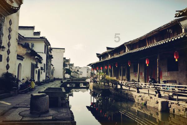 探秘吉鹿力问答社区,解锁湖北女子地铁上傻笑向乘客吐口水!此女子的行为是否已经违法了?新世界